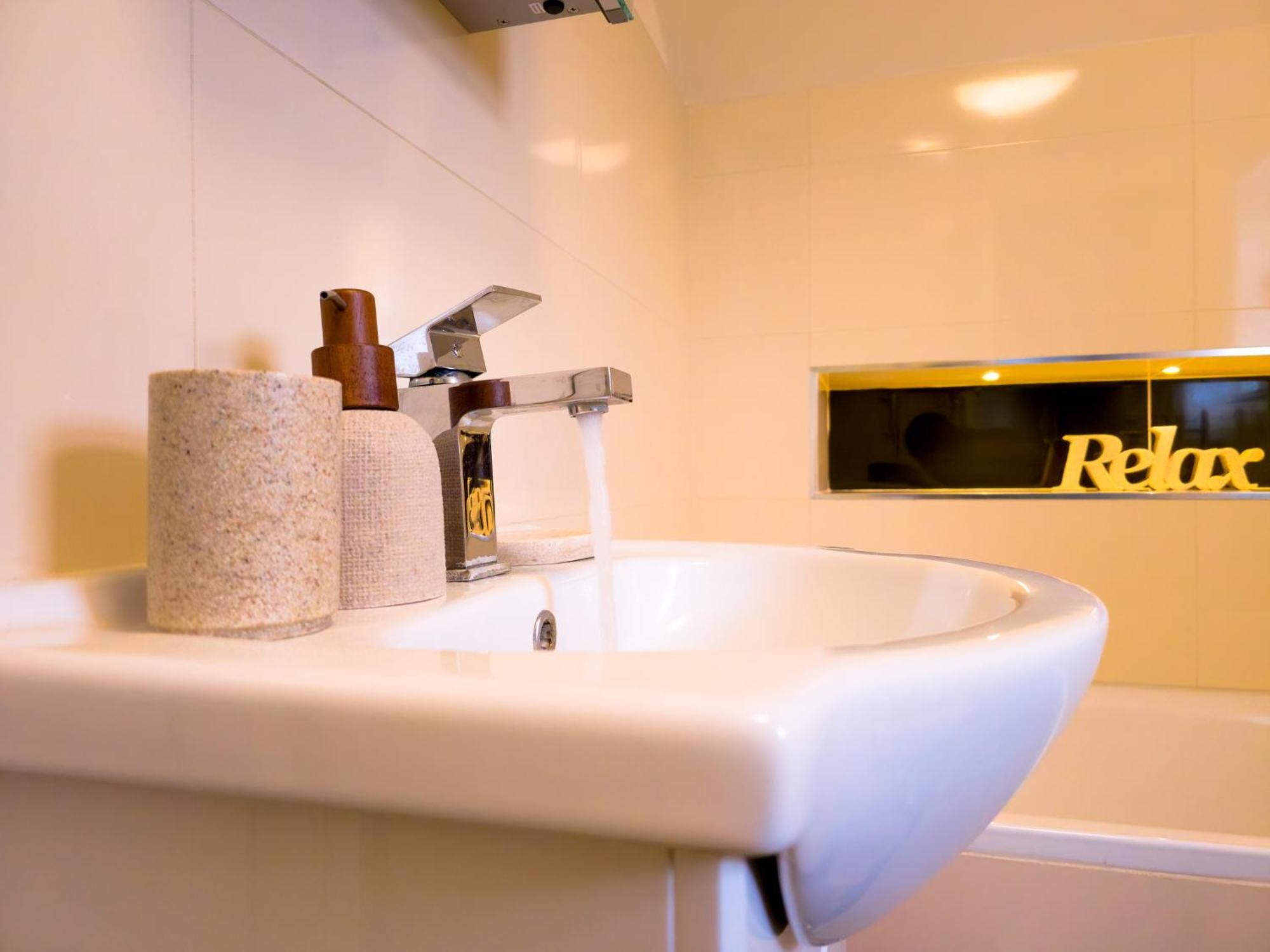 Charming London Home, Opp Arnos Grove Underground Station, Parking New Southgate Экстерьер фото