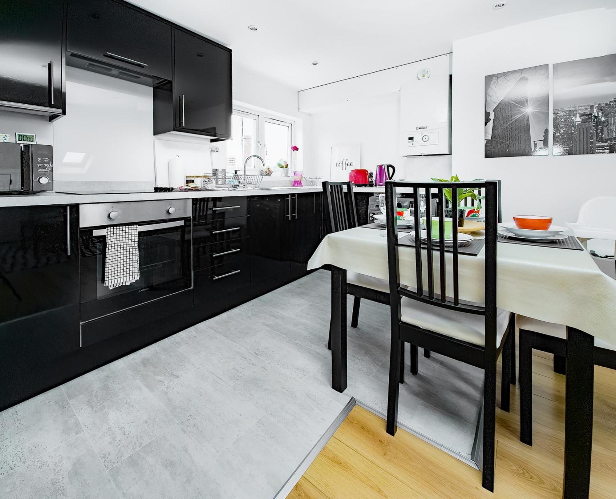 Charming London Home, Opp Arnos Grove Underground Station, Parking New Southgate Экстерьер фото
