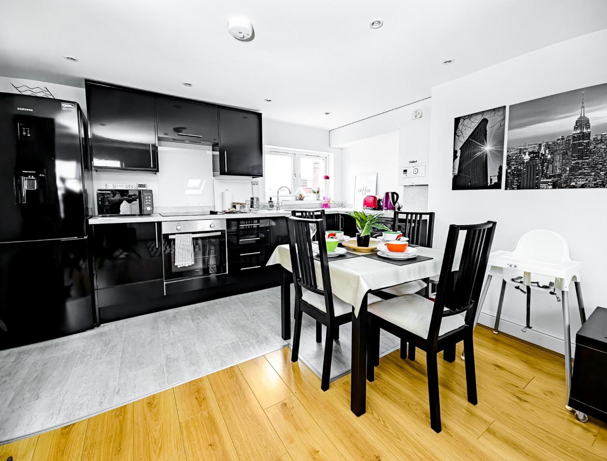 Charming London Home, Opp Arnos Grove Underground Station, Parking New Southgate Экстерьер фото